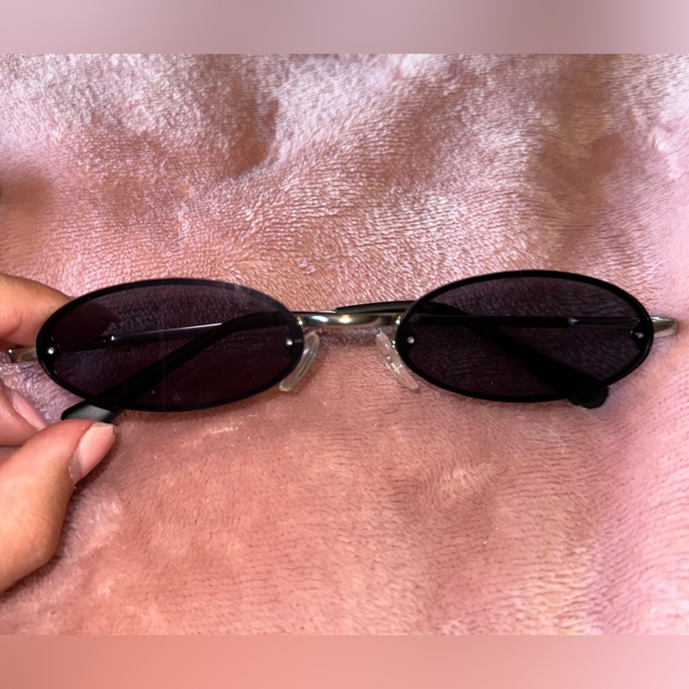 Vintage 90s style sunglasses - Picture 3 of 5